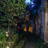 ...ci ritroviamo nel giardino della villa, l� dove l�ipogeo va a concludere il suo antico percorso nel sottosuolo barese